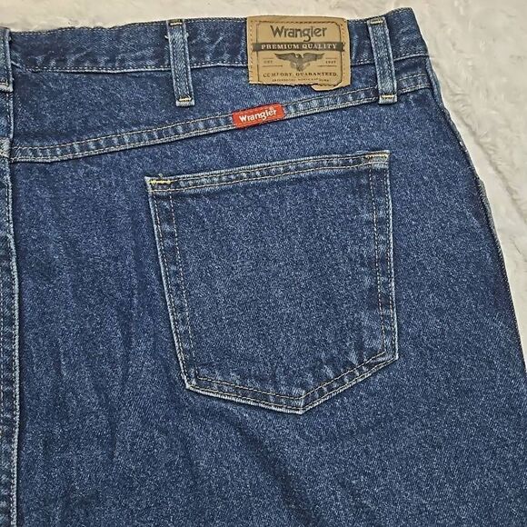 Wrangler 46 x 32 Regular Fit Medium Wash Jeans - Picture 3 of 6